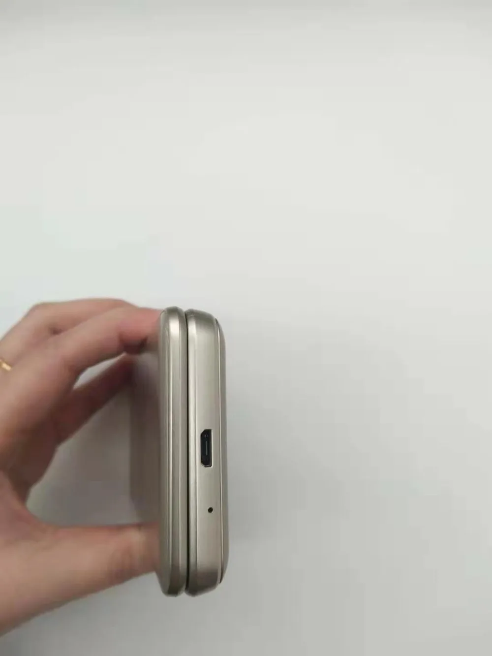 samsung Galaxy папка G1600, две sim-карты, четырехъядерный процессор, 2 Гб ОЗУ, 16 Гб ПЗУ, 8,0 МП, 3,8 дюйма, Android 6,0, смартфон с откидной крышкой, отремонтированный