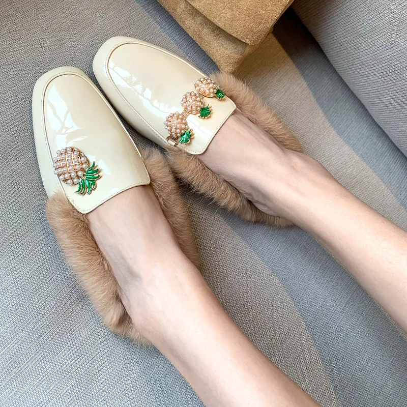 Женские меховые тапочки из лакированной кожи с жемчужинами цвет розовый бежевый