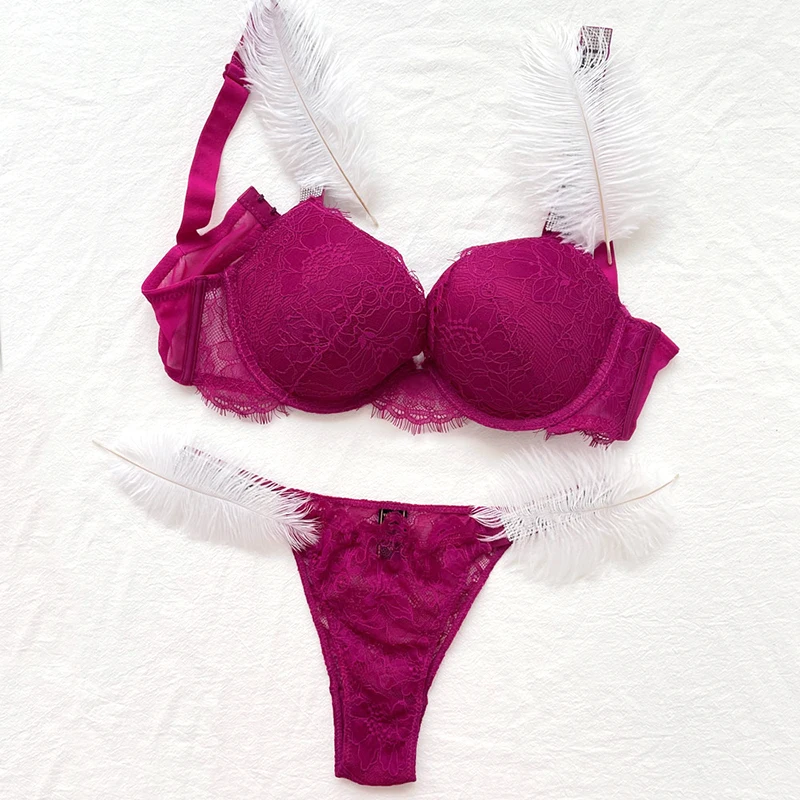 Комплект женского кружевного нижнего белья из бюстгальтера пуш-ап и трусиков |