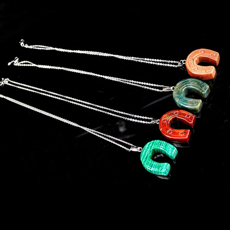 Ожерелье с подковой из натурального кристалла и полудрагоценного камня резной