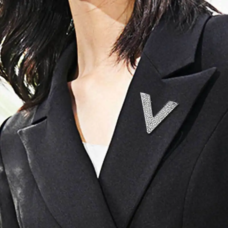 

English Letters V Initial Letters Crystal Rhinestone Brooch Gold Cardigan Skirt Lapel Pins Female Corsage Luxury Jewelry 2021