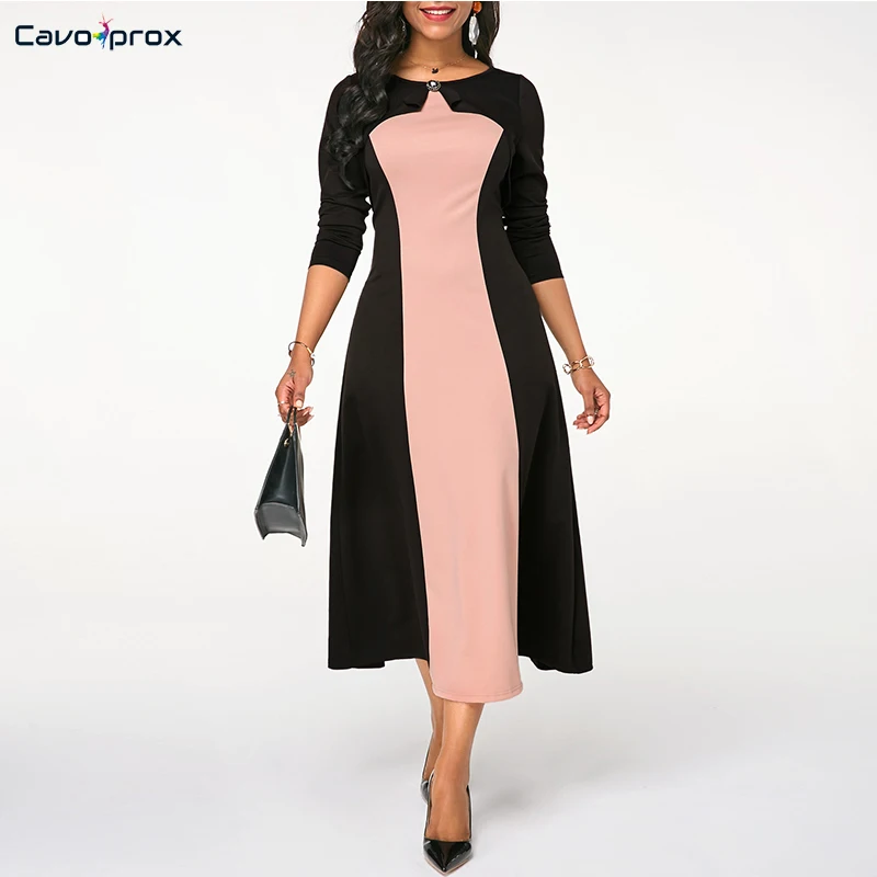 Женское платье с круглым вырезом и цветными блоками украшенное стразами офисное