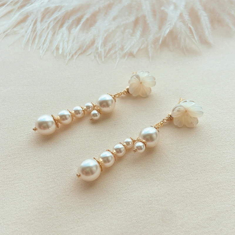 

CCijiNG High Quality Shell Pearl Artificial Shell Fower Sweet Romance Suitable For Parties Noble And Elegant EH0040