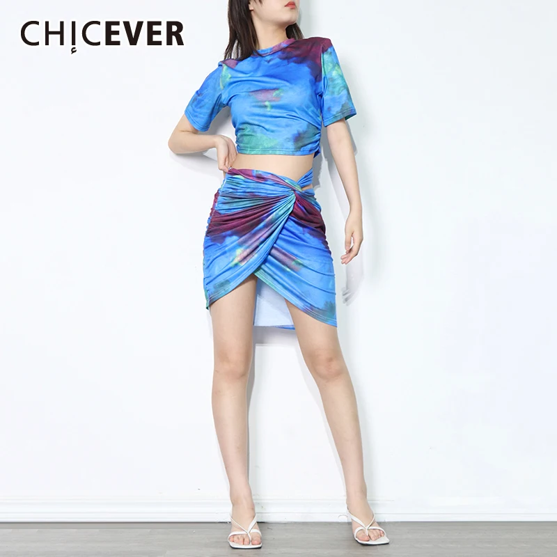 

Женский комплект из двух предметов: футболка с коротким рукавом и круглым вырезом, юбка мини с высокой талией