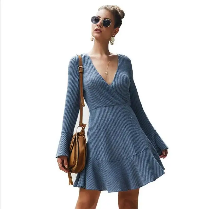 

Женское трикотажное платье с длинным рукавом и V-образным вырезом