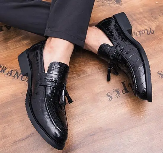 Мужская кожаная обувь в деловом стиле новые модные мужские туфли с бахромой