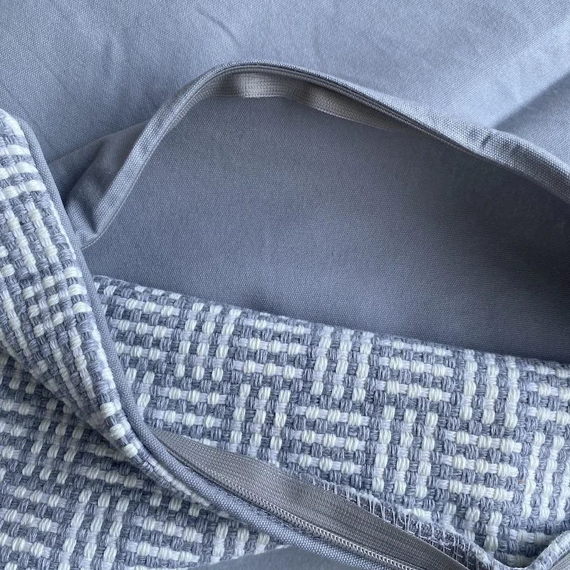 Серые подушки в романтическом стиле простые декоративные наволочки для дивана