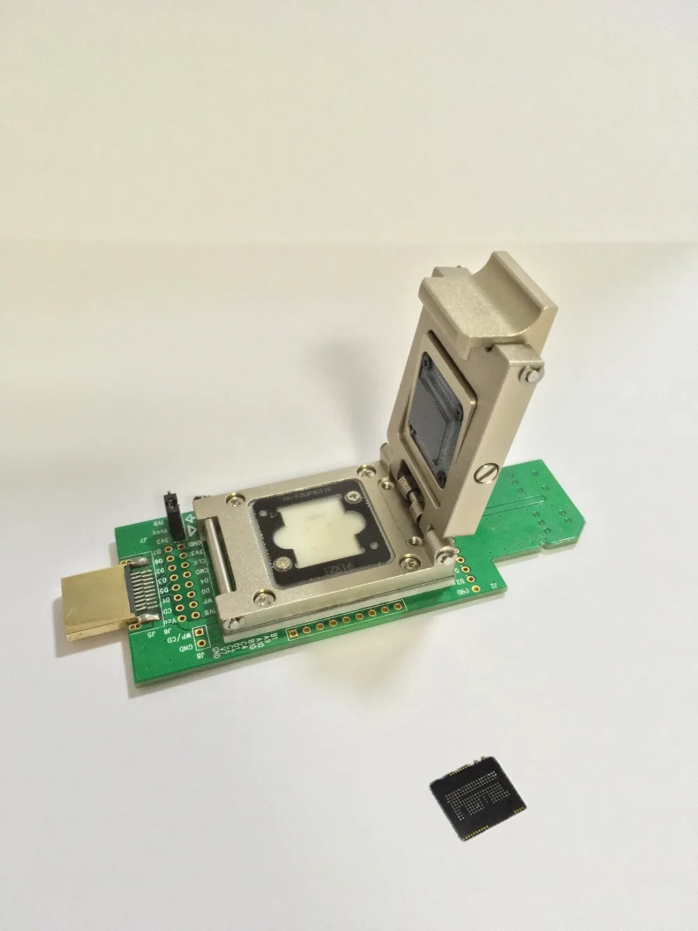 

SD interface reader for eMCP162/BGA186 socket/adapter to USB--HDMI data recovery with Alloy clamshell programming adapter