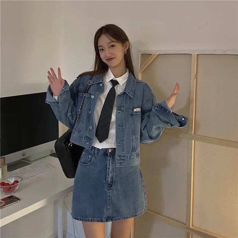 Женский костюм из двух предметов джинсовая куртка и свободная короткая юбка в