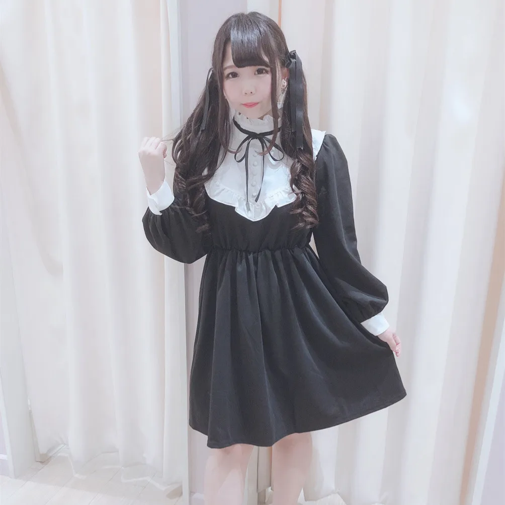 

Осеннее мягкое черное платье белого цвета с воротником-стойкой и оборками