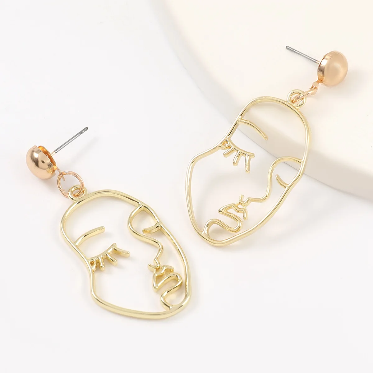 

2021 New Metal Hollow Face Earrings Women's Popular Retro Dangle Earrings Party Jewelry Accessories