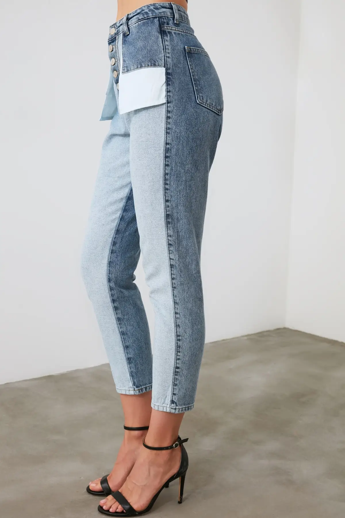 

Trendyol With Color Block Pocket Detail High Bel Mom Jeans TWOAW21JE0312