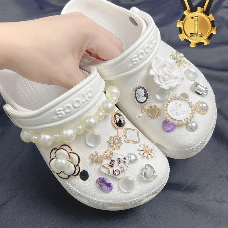 

Elegant gemstone rhinestones Croc Charms Designer DIY anime pearl chain Shoes Decaration for croc JIBB Clogs Kids women Girls