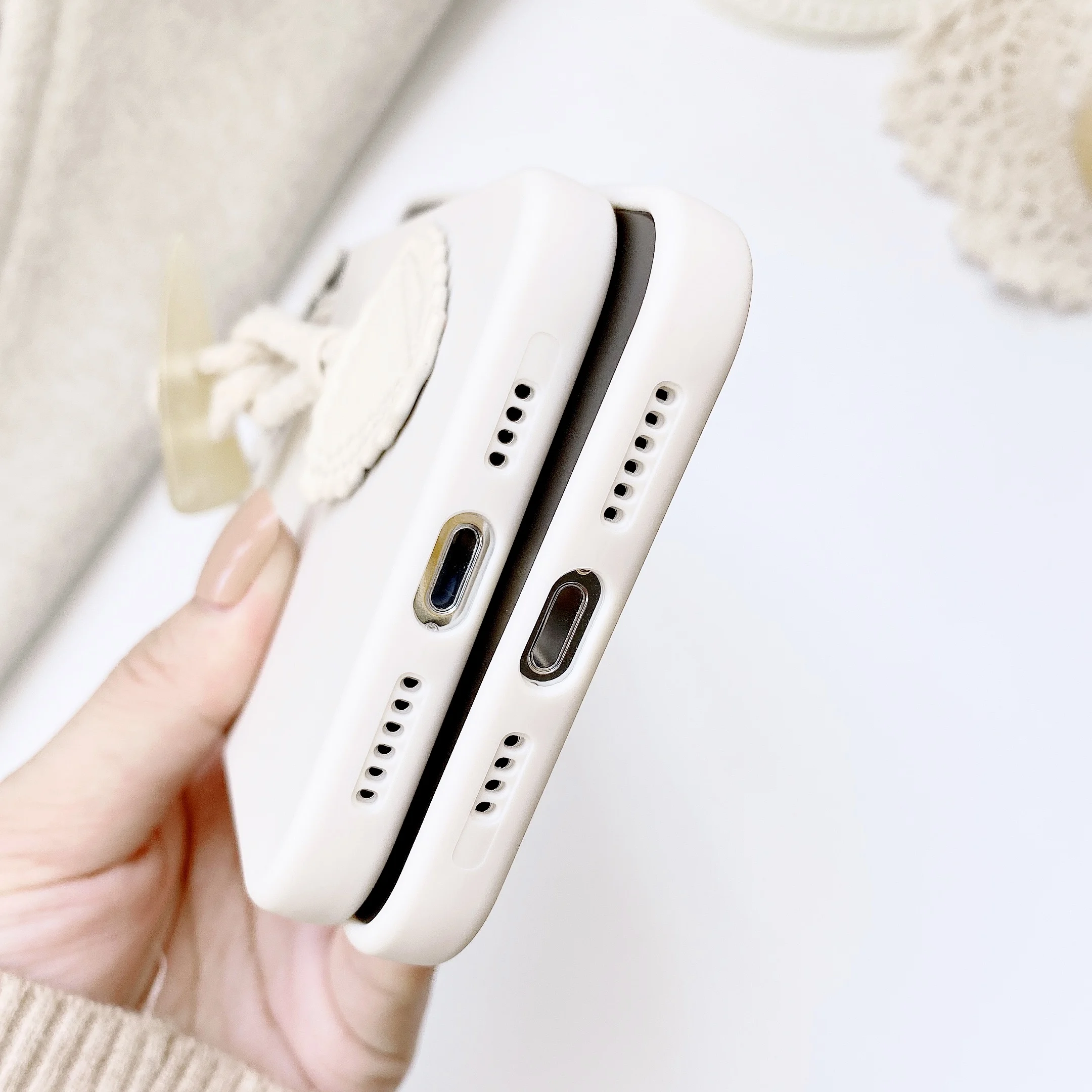 

Coffee and cream case with bracelet and horn buckle for iPhone 11 / 11pro / 11promax / / X / XS /XR/MAX/7/7P/8/8P/