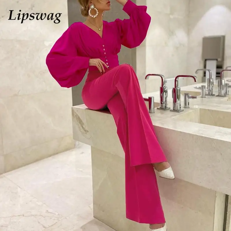 

Женский офисный комплект из топа с V-образным вырезом и брюк-клеш