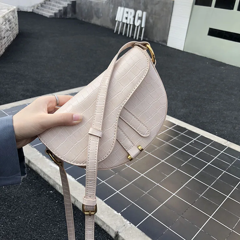 Женская сумка через плечо модная крокодиловая полукруглая седельная из