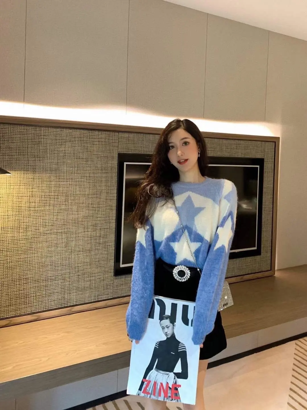 

2021 Early autumn the newest series stars round collar sweater relaxed and clean blue and white is comfortable and soft