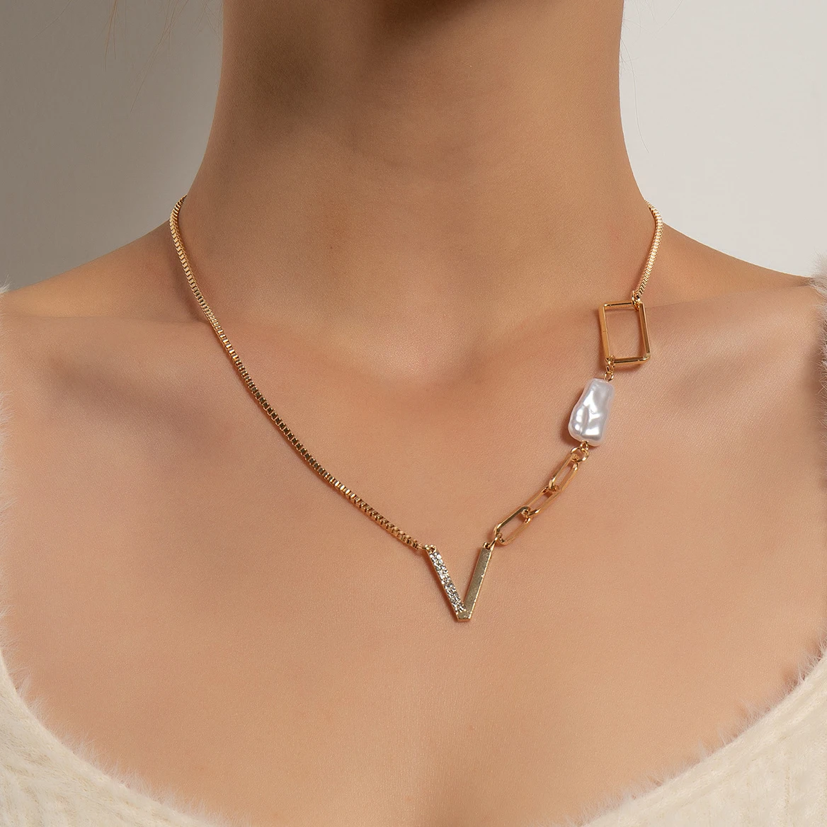 

Boho Crystal V Pedants Necklaces for Women Chains Baroque Pearl Necklace Sexy Clavicle Chain Choker Jewelry Collar