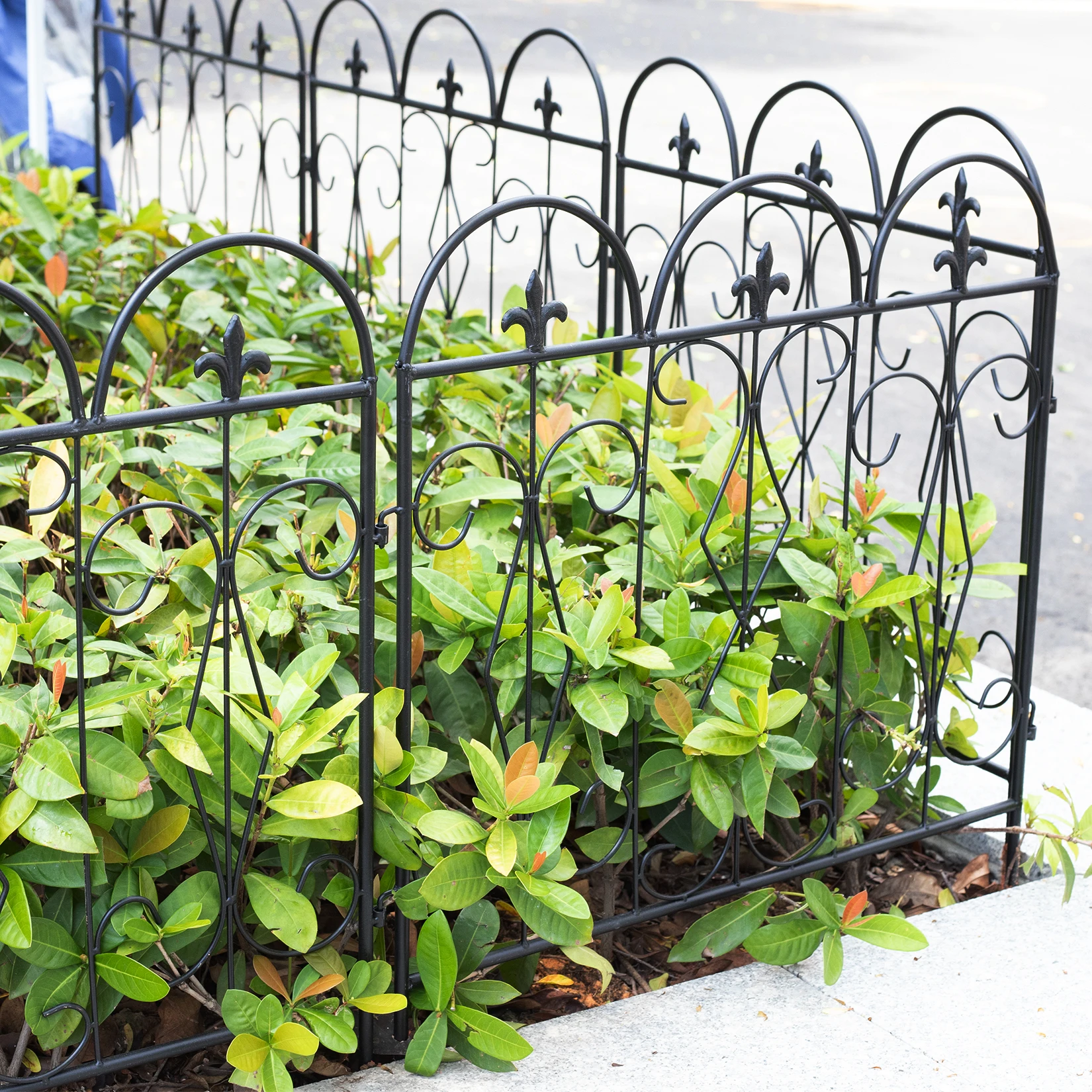 Large Decorative Garden Fence Outdoor Coated Metal Rustproof Landscape Wrought Iron Wire Border Folding Patio