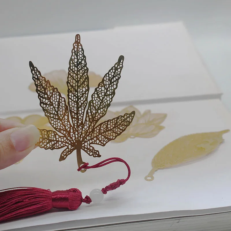 

1pc Metal Leaves Pendant Bookmark Hollow-carved Design Brass Book Mark Creative Student School Stationery Business Office Gift