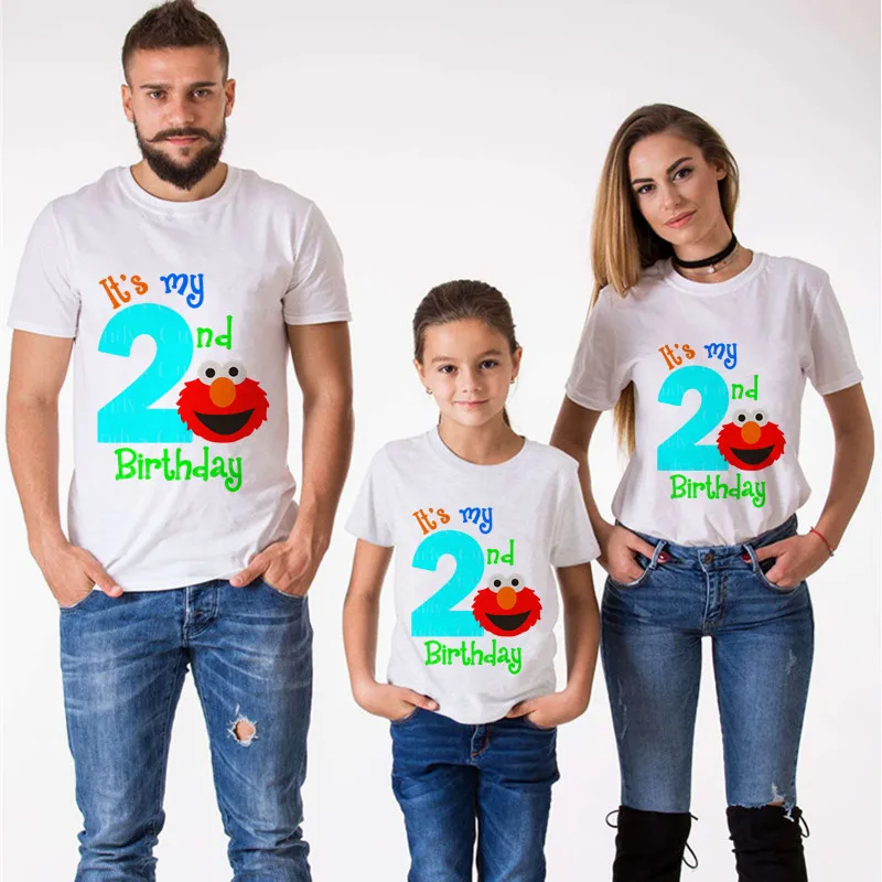 Семья в футболках с длинным рукавом