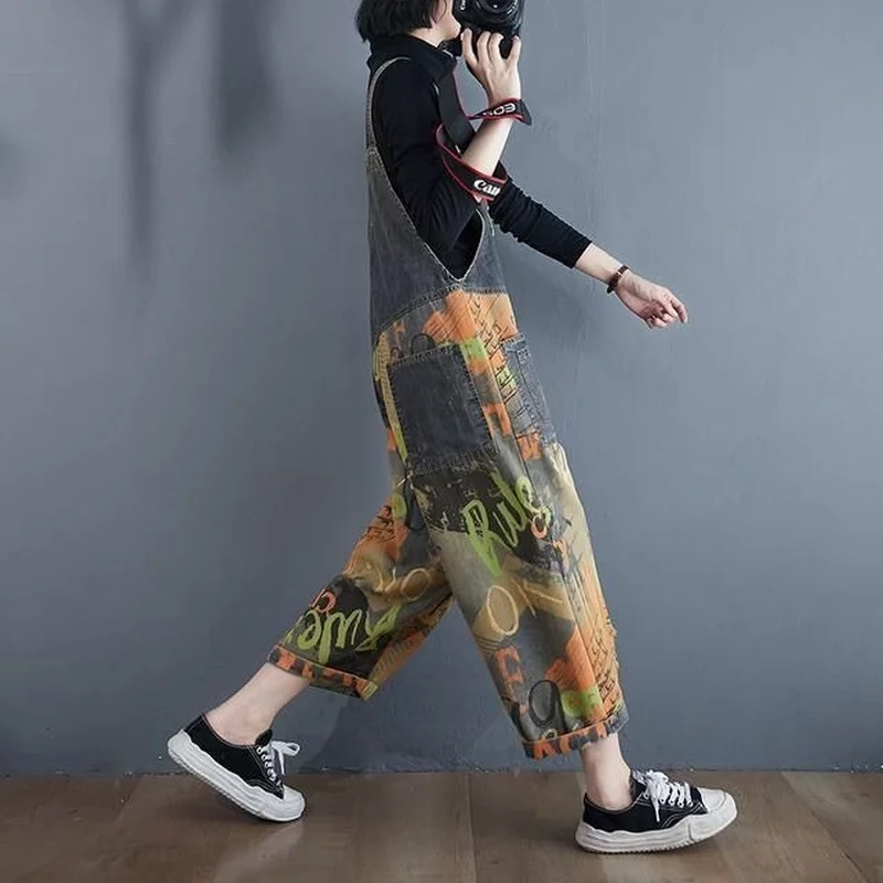 Женский джинсовый комбинезон с широкими штанинами свободного покроя |