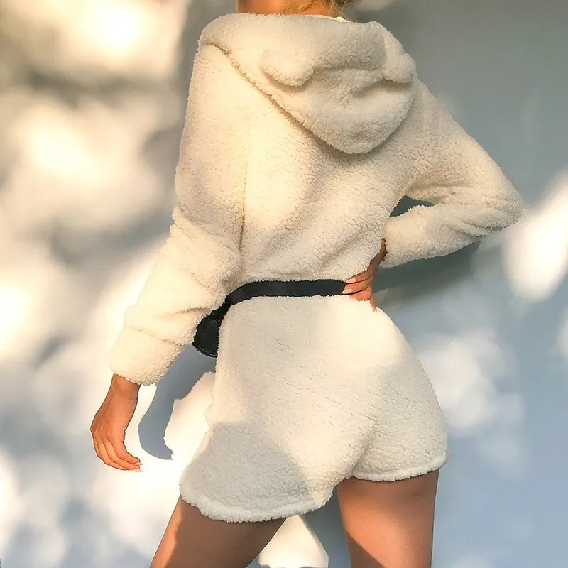 Женский комбинезон из пушистого искусственного меха облегающий короткий на