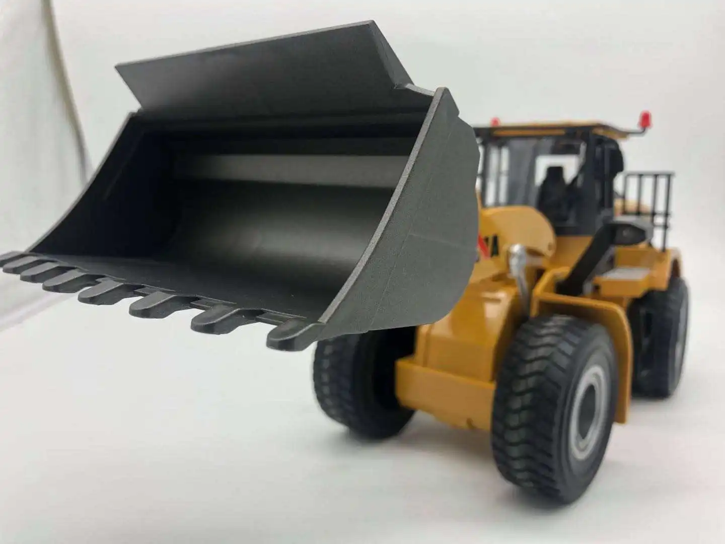 Latest 2020 December version 1/24 scale Huina 1567 RC Wheel Loader 7.4V 600mAh 9 channels for over 8 years old US/CANADA/AU/EU