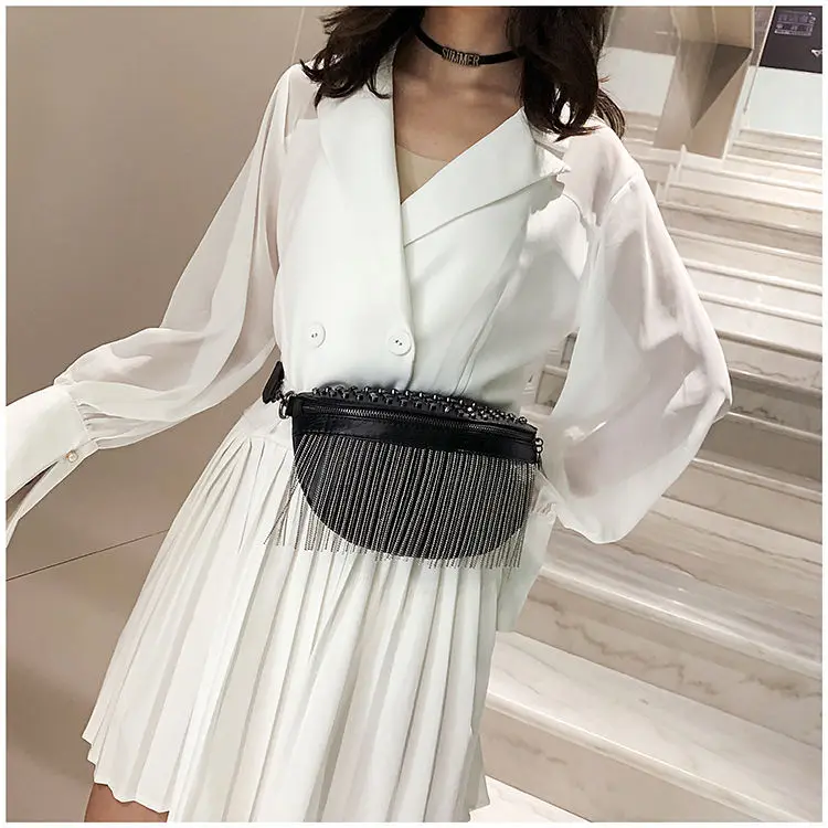 Кожаная сумка на груди с заклепками и кисточками женская широким плечевым ремнем