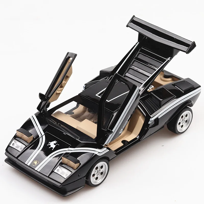 Модель металлического автомобиля "Famous Bull Lambor Countach" классического Diecast масштаба 1:32 с механизмом Pull Back и звуковыми и световыми эффектами.