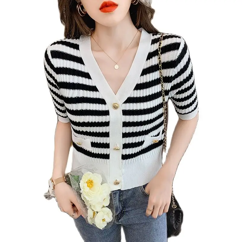

Вязаный кардиган в полоску с v-образным вырезом для женщин; Сезон лето 2021 года; Тонкая Свободная рубашка в иностранном стиле с защитой от сол...