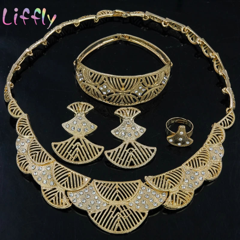 

Комплект из колье, серёг, кольца и браслета, с кристаллами