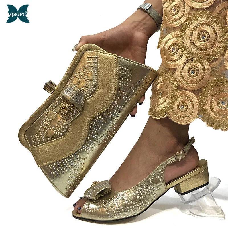 Комплект из туфель и сумочки золотого цвета в итальянском стиле комплект обуви