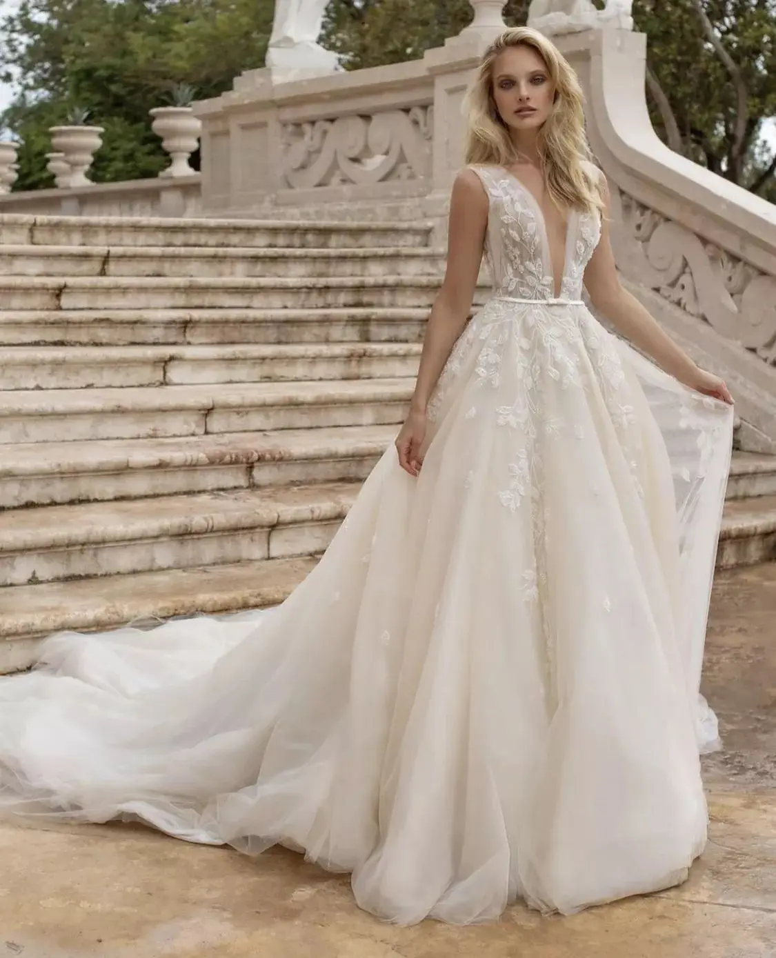 

Gorgeous Wedding Dress 2022 A-Line V-Neck Lace Appliques Beads Backless Sweep Train Princess Bridal Gown Vestidos De Noiva