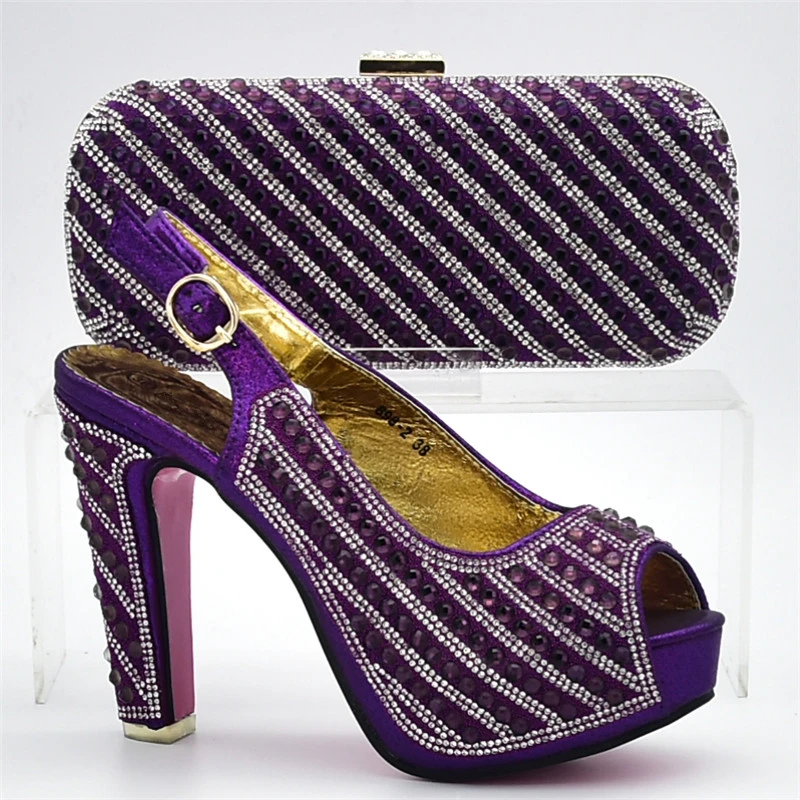 Новейший комплект из обуви и сумки в африканском стиле итальянских туфель