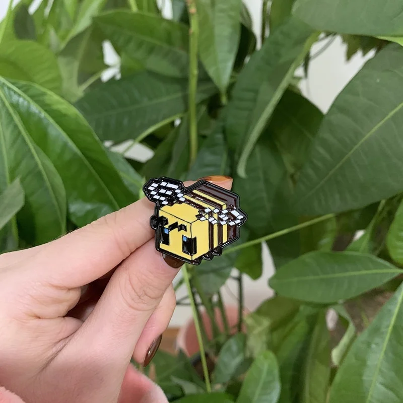 

Novelty Creative Animal Bee / PIG Enamel Pin Lapel Pins Badge Brooch
