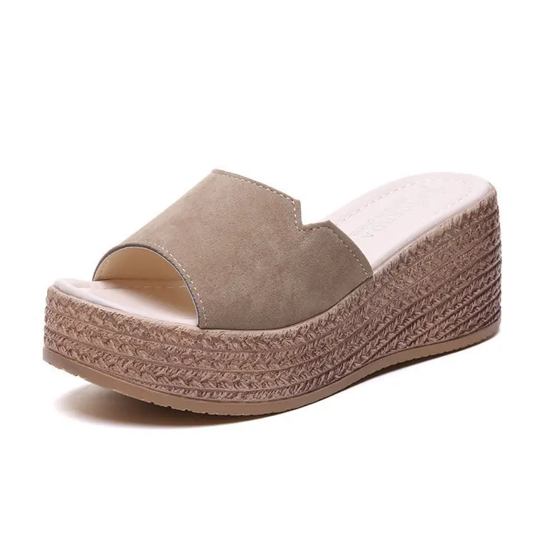 

Sponge cake and high-heel sandals and slippers for women to wear in summer