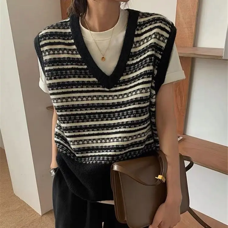 

Женский трикотажный укороченный свитер в клетку, с V-образным вырезом