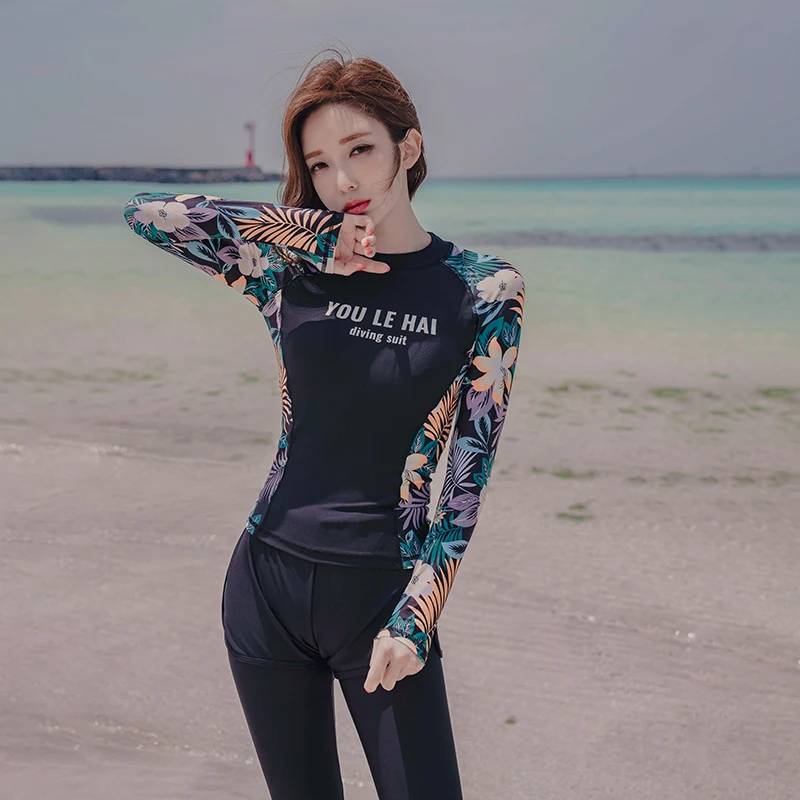 Женский купальник с длинными рукавами и принтом черный топ цветочным + шорты