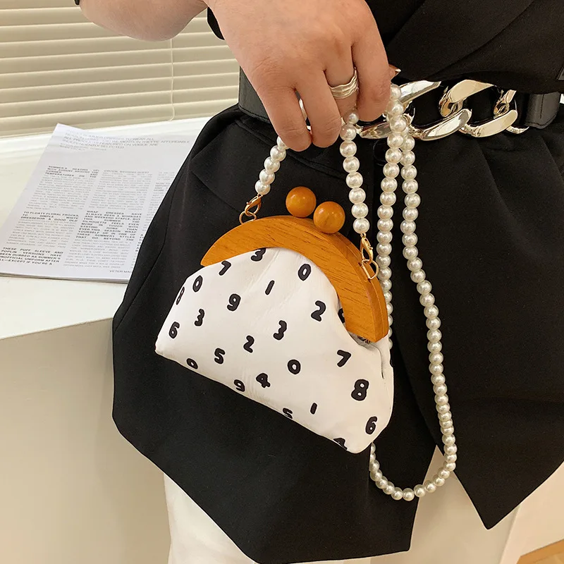 Niche Design 2021 New Fashion Pearl Chain Bag Women Shoulder Bags Lady Shell Crossbody Bags Fashion Handbags Number Banquet