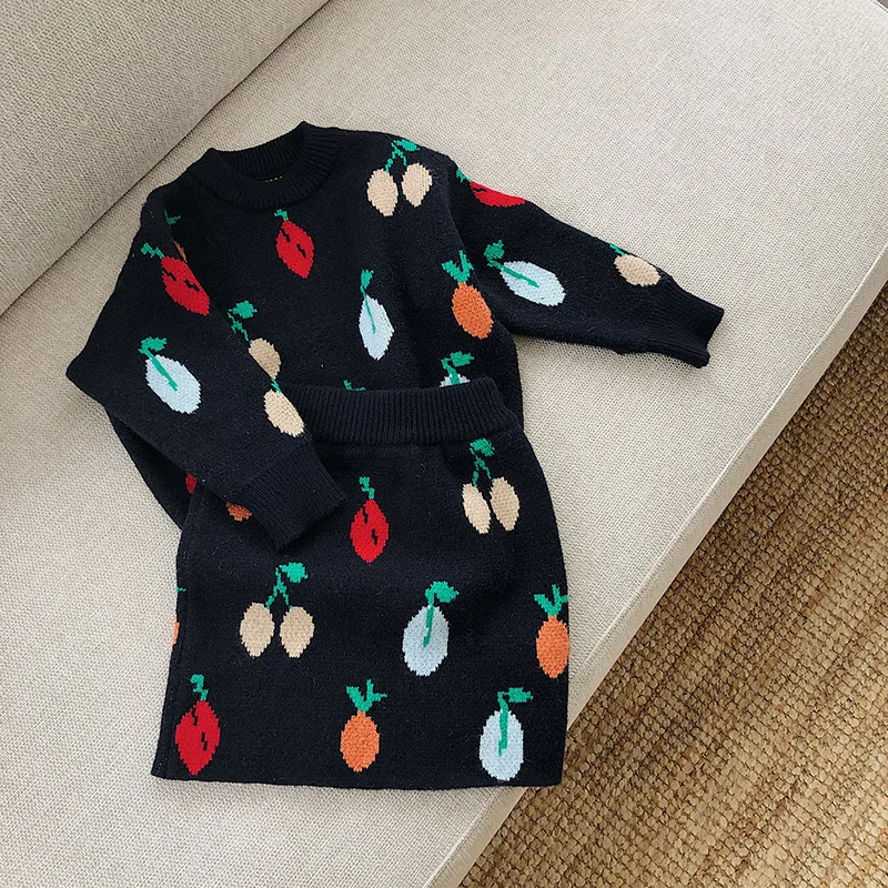 Осенне-зимний вязаный свитер для маленьких девочек с вишневым принтом