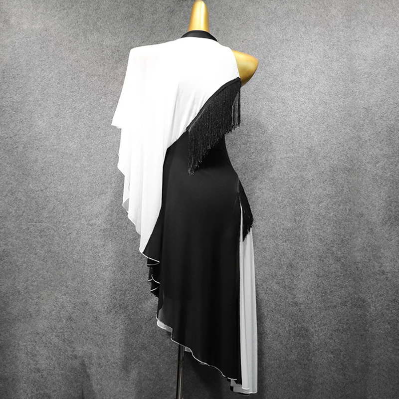 Женское платье для латиноамериканских танцев черно-белое с бахромой