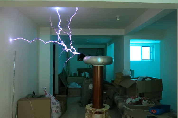 Большая катушка Tesla Flash