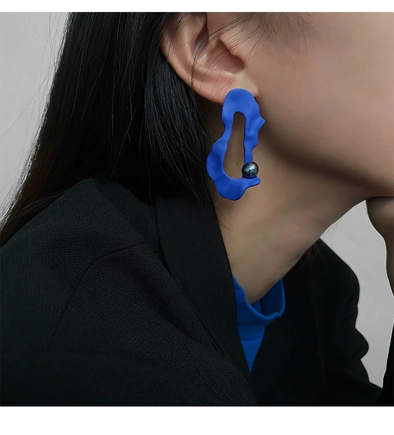 

Irregular Dark Blue Hollow Stud Earrings Concise Design Embellish Black Bead Wave Shape Temperament Jewelry Distinctive Gift