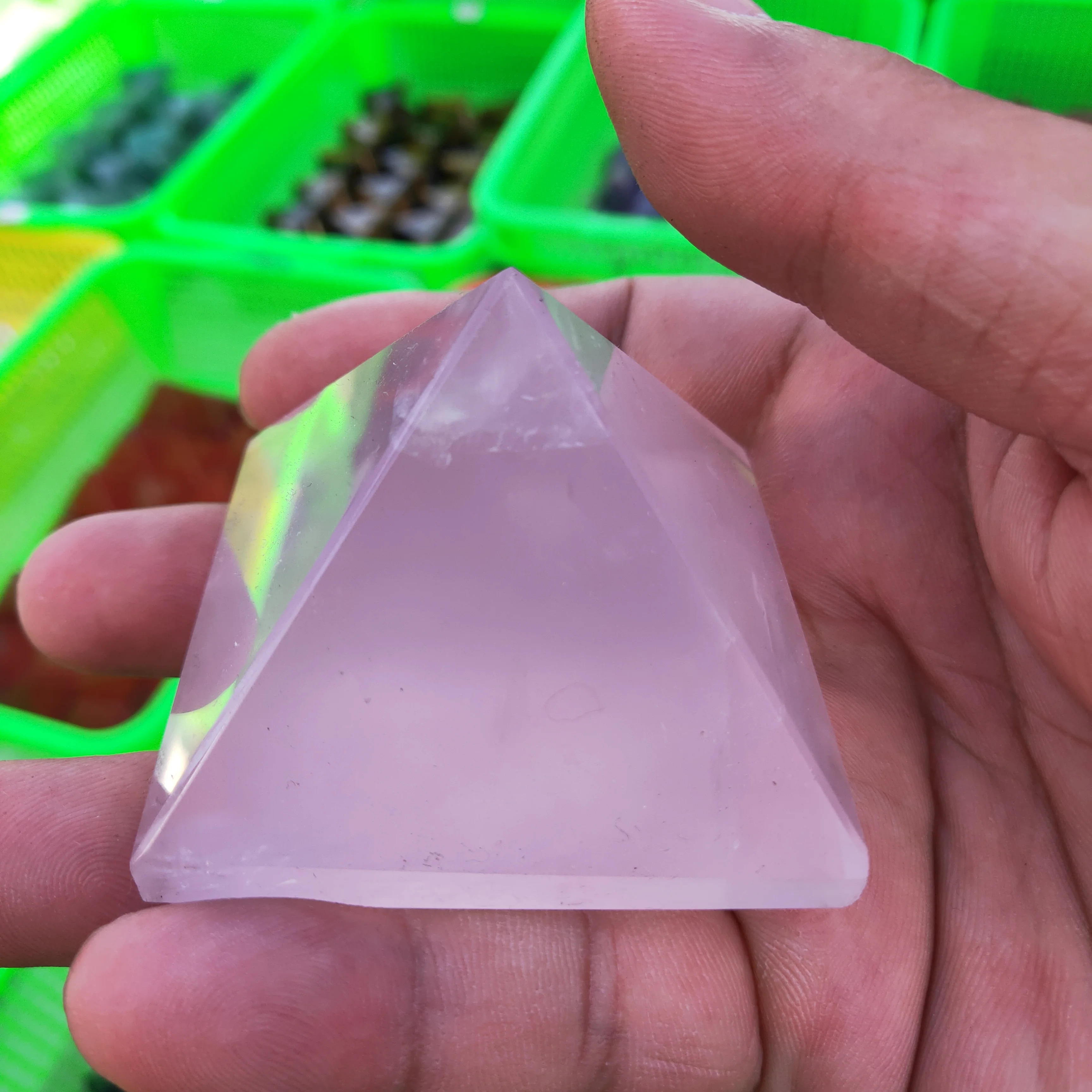 

Красивая Натуральная Розовая пирамида из кристалла кварца