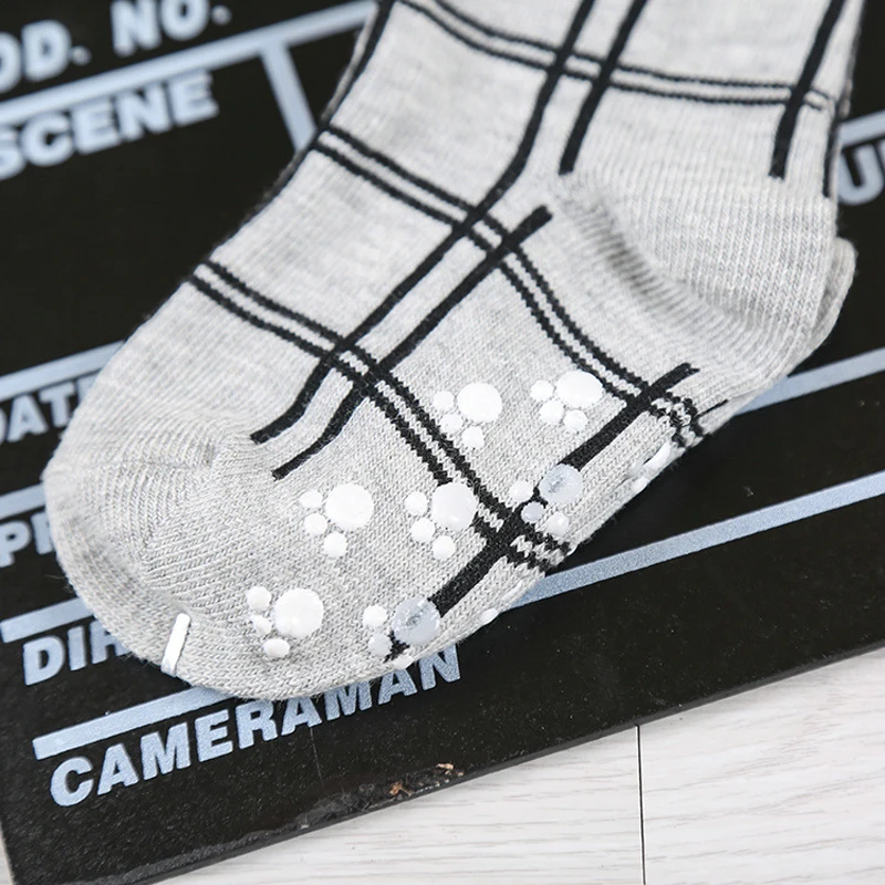 Полосатые черно-белые хлопковые нескользящие носки в клетку на резиновой