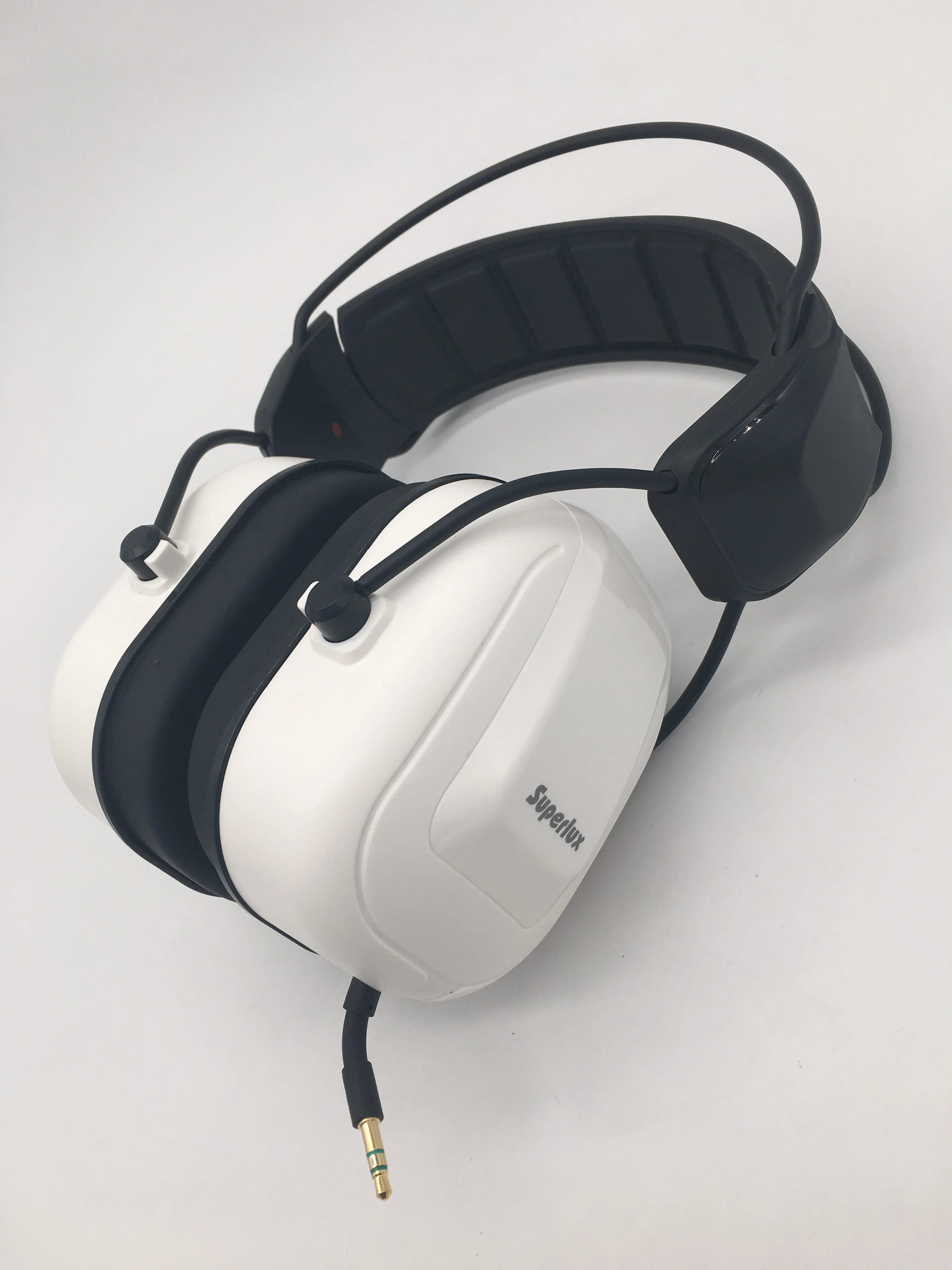 Superlux HD665 профессиональный студийный монитор с закрытым задним креплением