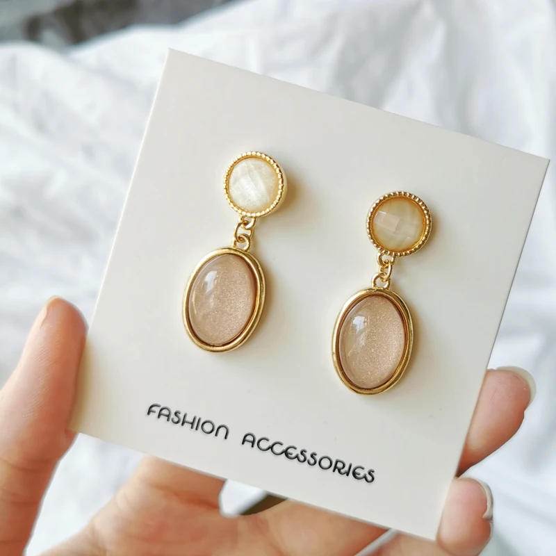 Модные нежные красивые серьги гвоздики геометрические из смолы темпераментные с