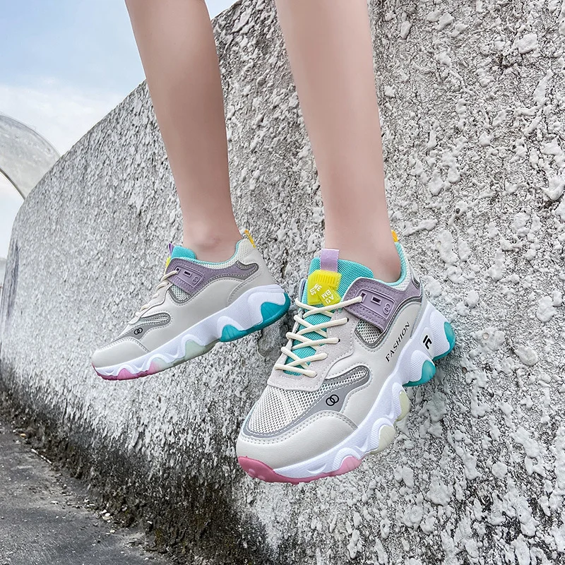 Новинка Женские кроссовки Пикантные разноцветные на танкетке