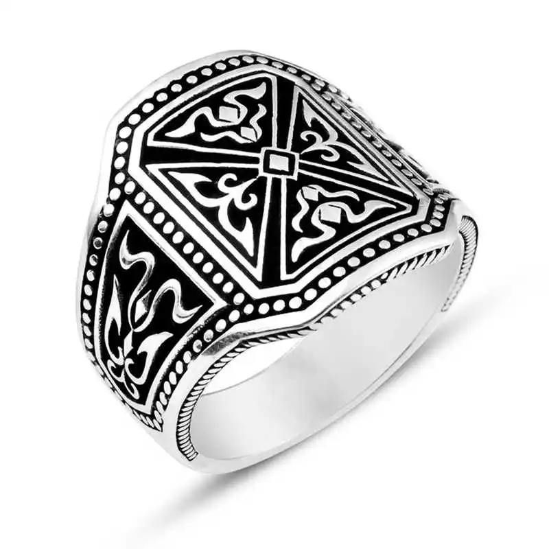 

Серебряное мужское кольцо с узором Silverlina